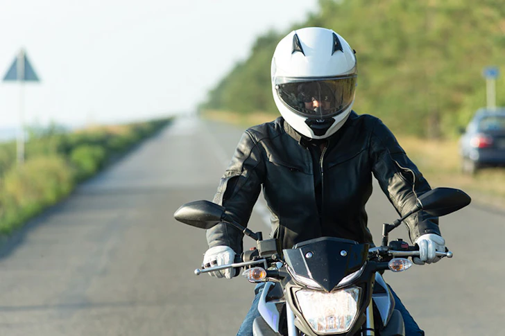 走行中のバイクドライバー