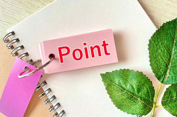 ノートの上にPointと書かれた単語帳が置かれている。