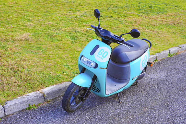 道に停められた原付バイク