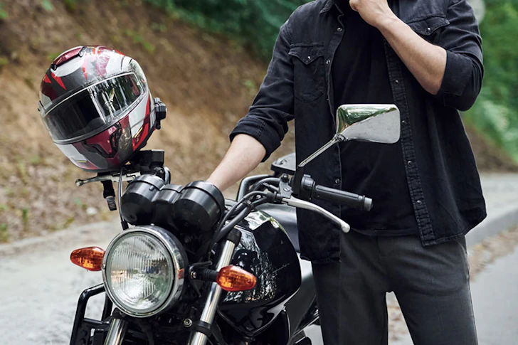 バイクを停車させている男性