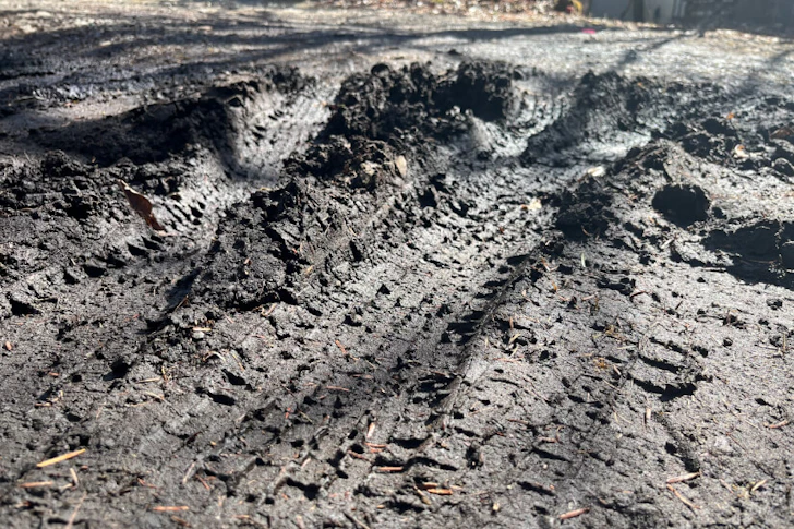 ぬかるんだ地面にタイヤの跡が残っている