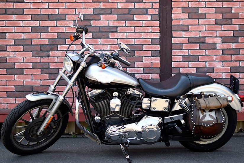 レンガの壁際に止められたバイク