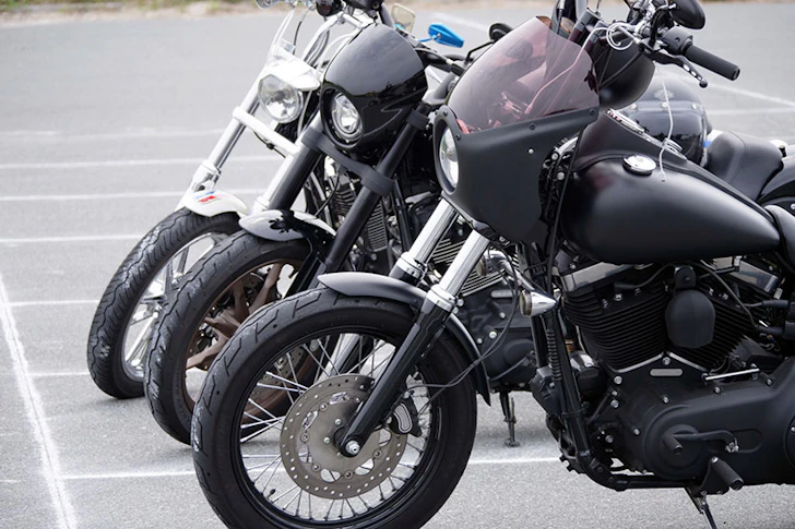 駐車されたバイク3台