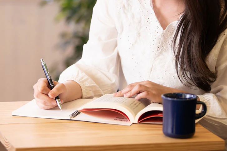勉強している女性の手元