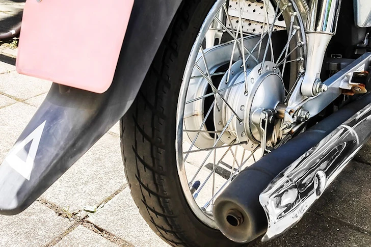 バイクのマフラーとナンバー