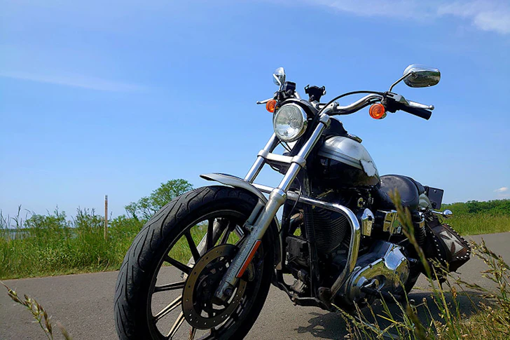 バイクが道路に停まっている