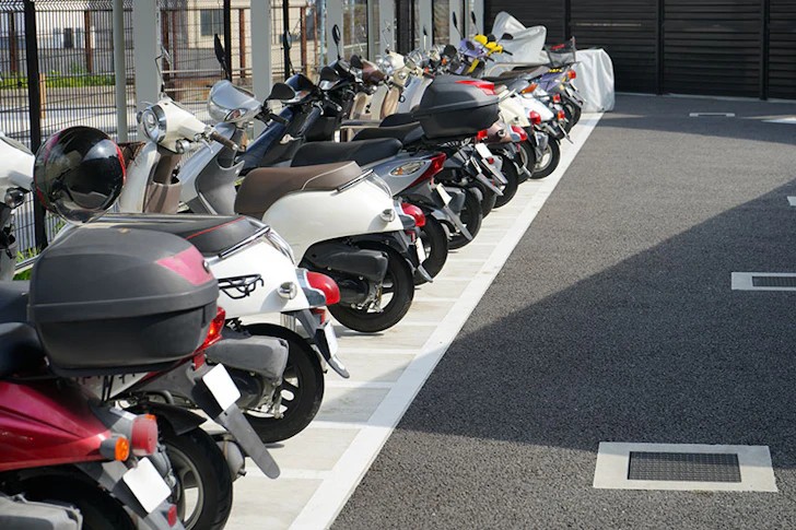 駐車場に並んだ原付バイク