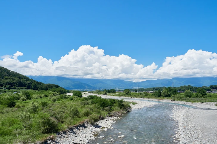 青空が広がり山や川が見える景色