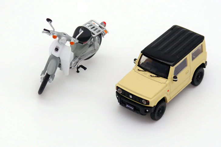 車とバイクのミニチュアが並んでいる