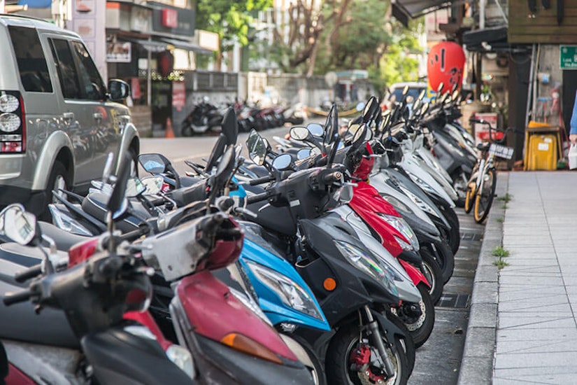 多くのバイクが並んで駐車されている