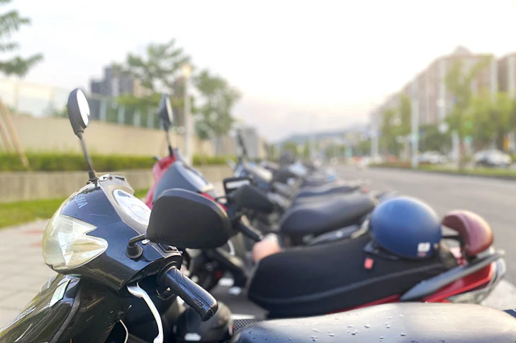 バイクが並ぶ駐車場