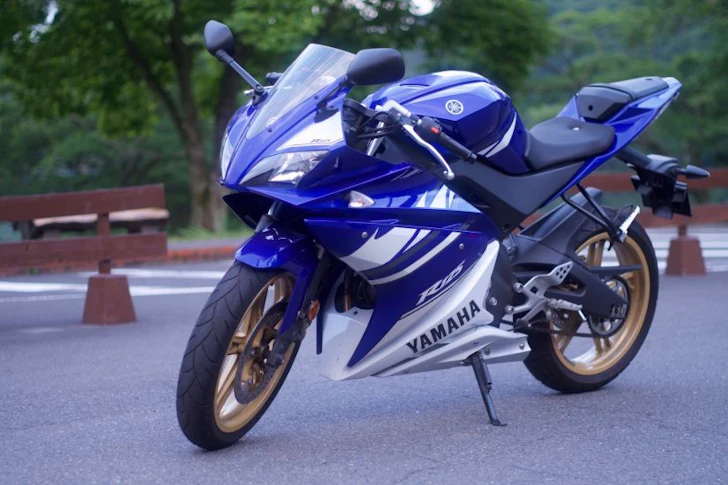 駐車された青いバイク