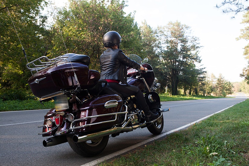 大型バイクに乗っている女性の後ろ姿