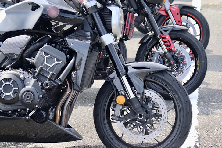 駐車場に並んだバイク3台
