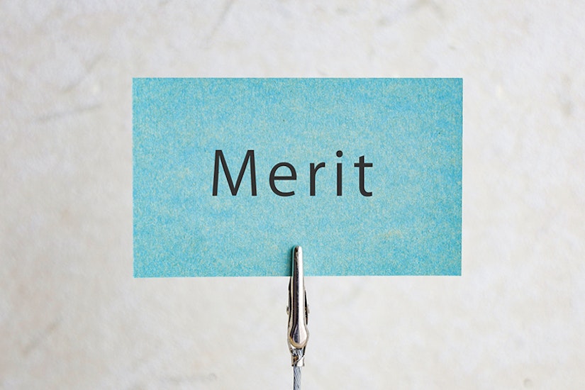 Meritと書かれた水色のカードがクリップで留められている