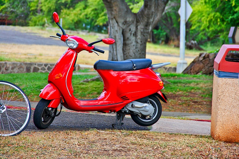 赤い原付バイク