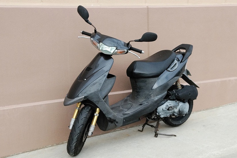 壁際に駐車されたバイク