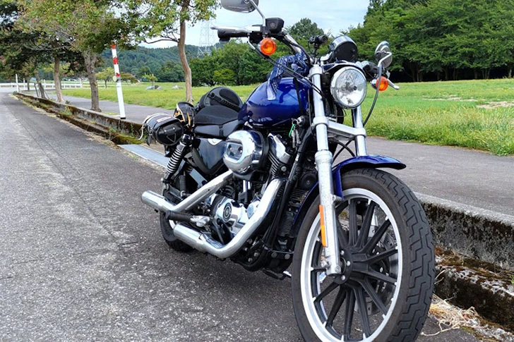 道端に停められたバイク