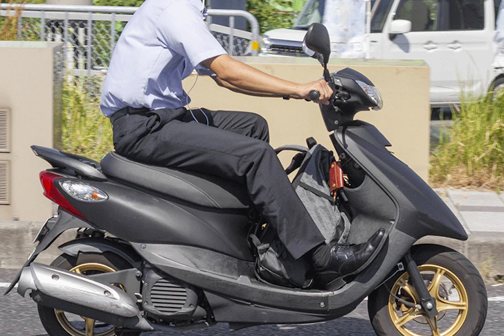 バイクに乗る男性