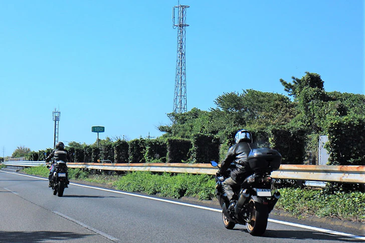 高速道路を走るバイク2台