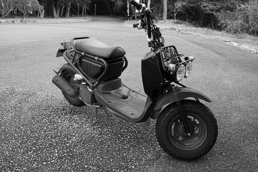 バイクのモノクロ写真