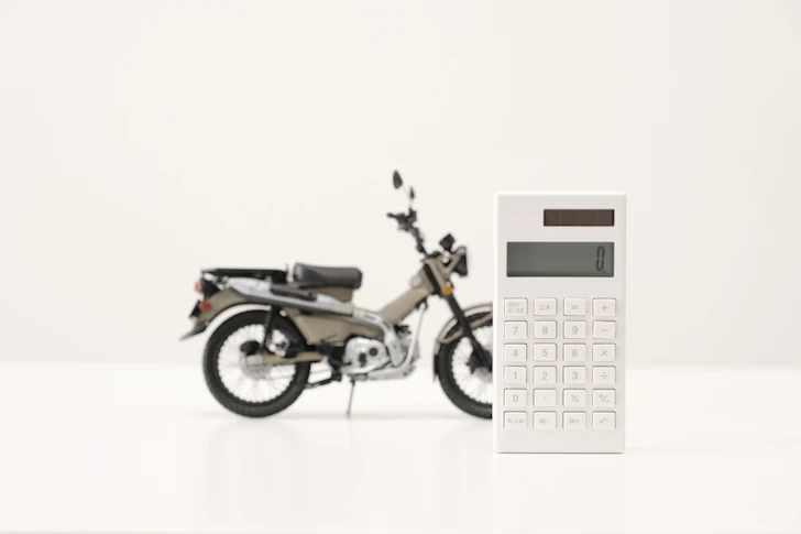 バイクのミニチュアと電卓が並んでいる