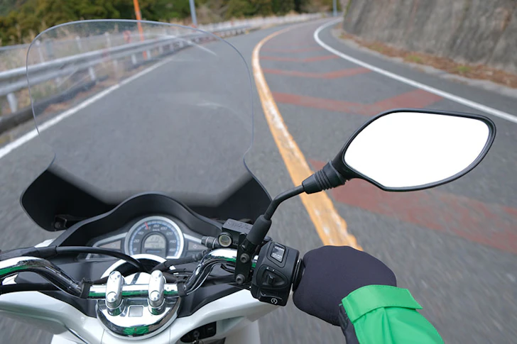 バイク走行中のドライバーの手元
