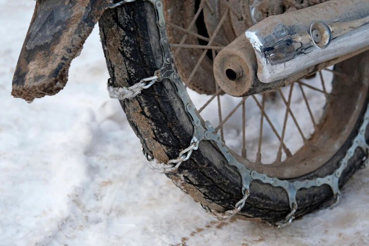 チェーンのついたタイヤ