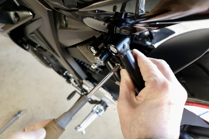 バイクを修理している手元