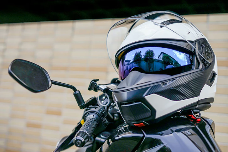 バイクにヘルメットがかけられている