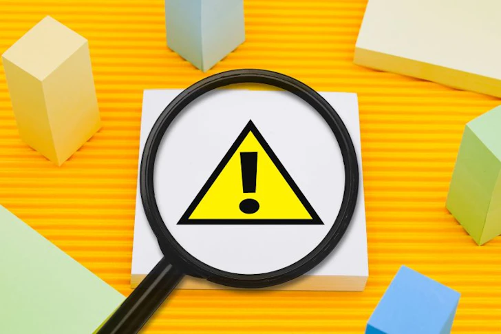 注意点をイメージした画像。虫眼鏡に注意マークが見える。