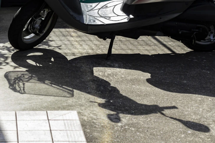 バイクの影