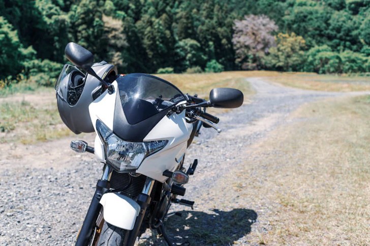 ヘルメットがハンドル部分にかけられているバイク