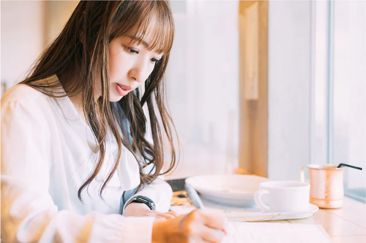 カフェで作業する女性