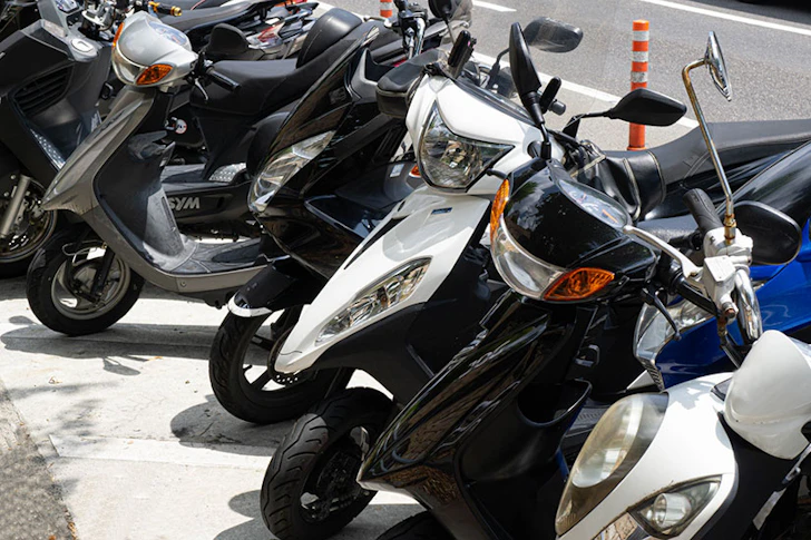 バイクが数台並んで駐車されている