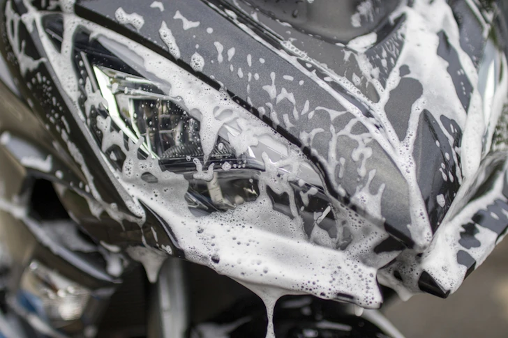 洗車中のバイク