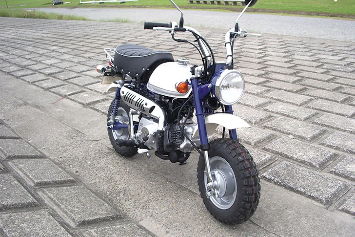 道に停められた青のバイク