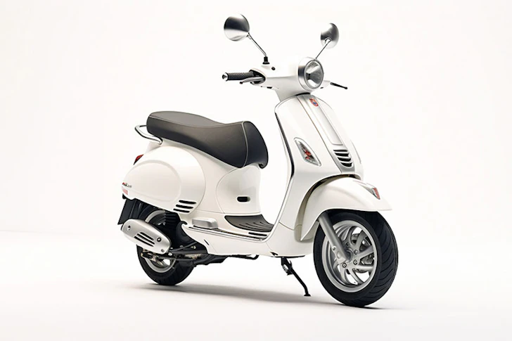 白い原付バイクの写真