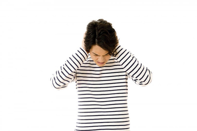 頭を抱えている男性