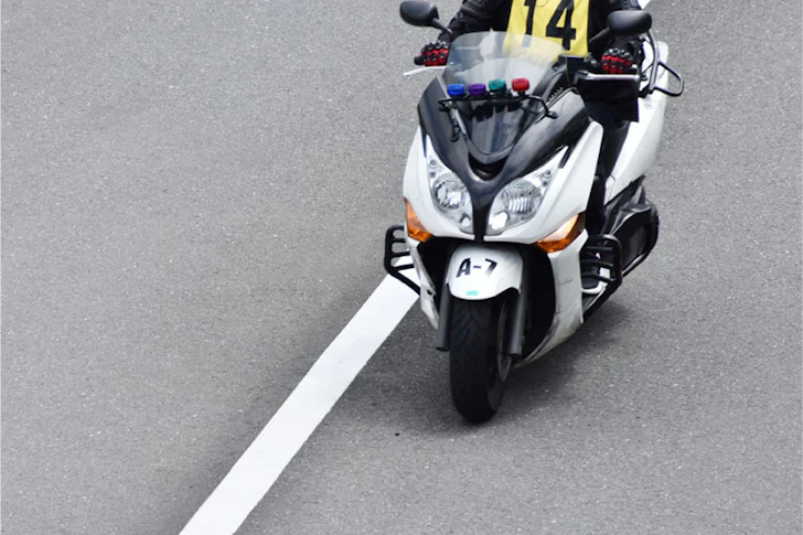走行中の白いバイク