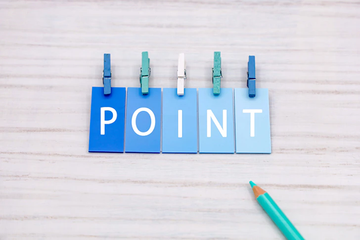 POINTと書かれた青色の長方形の板がピンに止められている