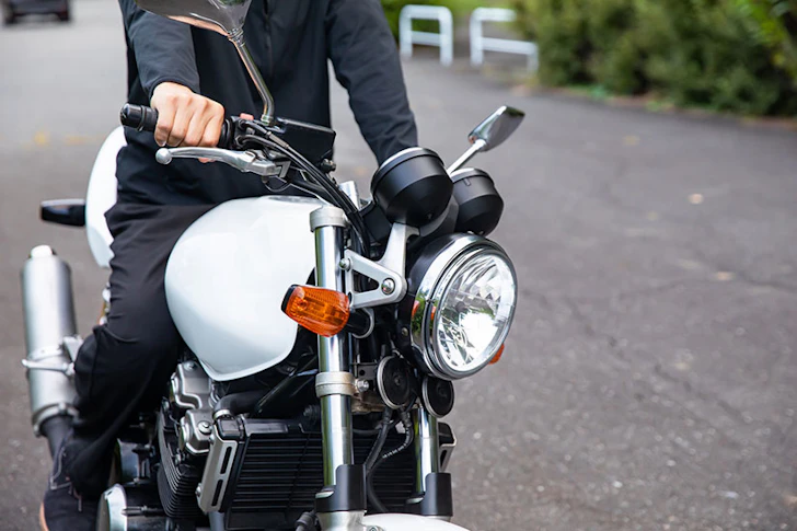 バイクに跨っている男性
