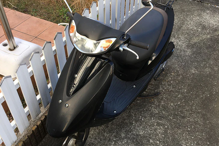 黒の原付バイク