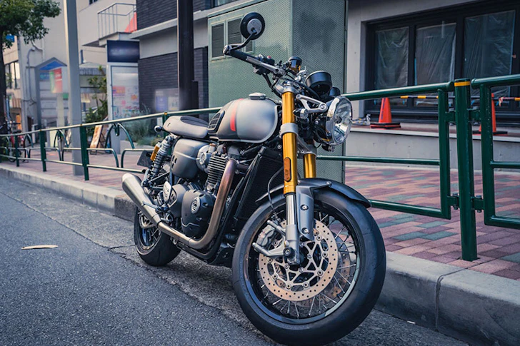 車道脇に停められた黒いバイク