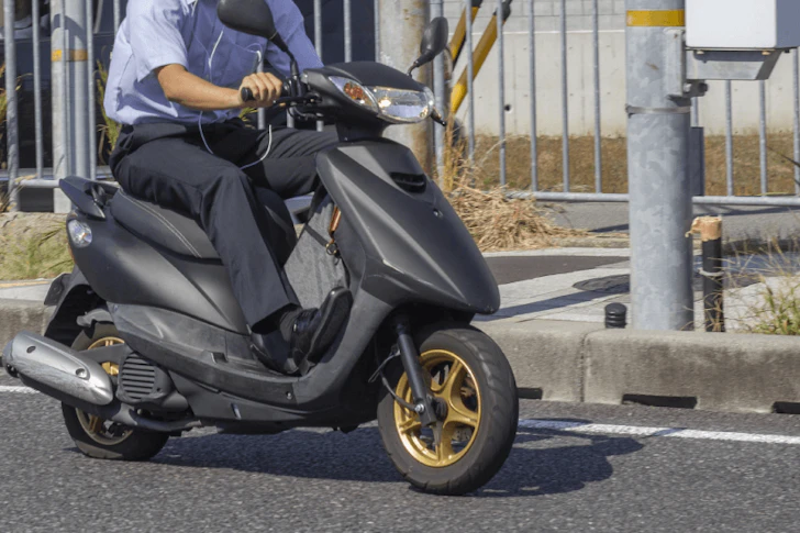 原付に乗る男性