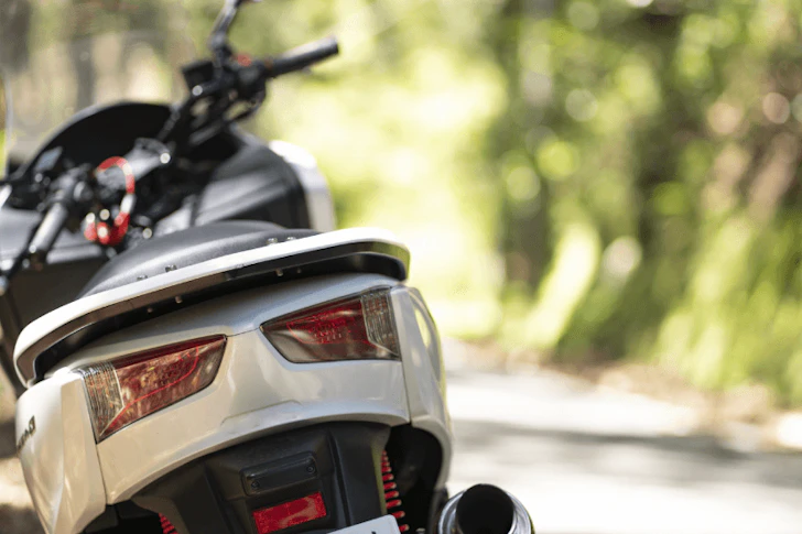 バイクを後ろから見た様子