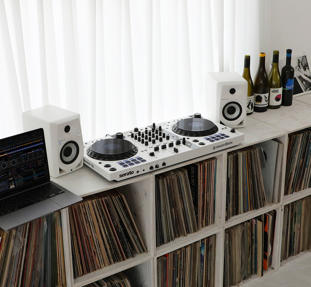 DDJ-FLX6-W lifestyle image