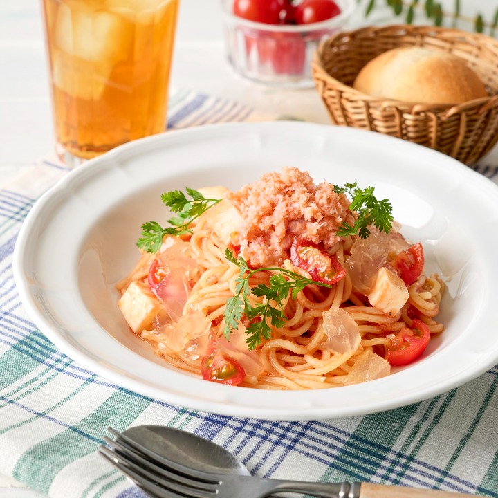 紅ずわい蟹とトマトの冷製生パスタ（パン付き）
