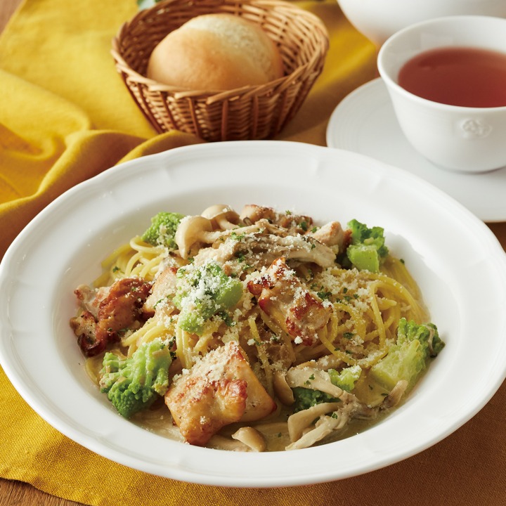 ローストチキンときのこのポルチーニクリームソースパスタ（パン付き） イメージ