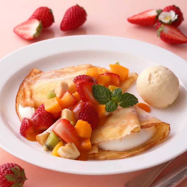 苺と彩り果実のクレープ　アプリコットソース